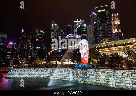 Photo n'est Parc Merlion, Singapores monument et attrait touristique majeur, avec la lumière au cours de la peinture 2018 Grand Prix. Banque D'Images