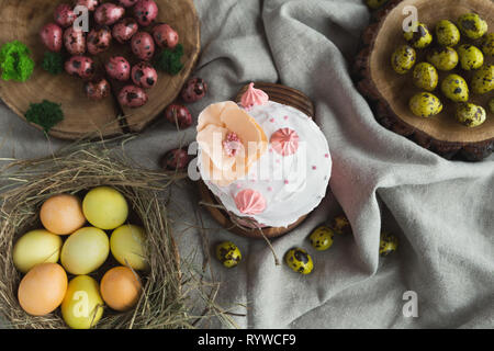 Gâteau sucré traditionnel de Pâques et les oeufs colorés Banque D'Images