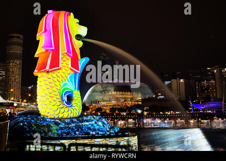 Photo n'est Parc Merlion, Singapores monument et attrait touristique majeur, avec la lumière au cours de la peinture 2018 Grand Prix. Banque D'Images