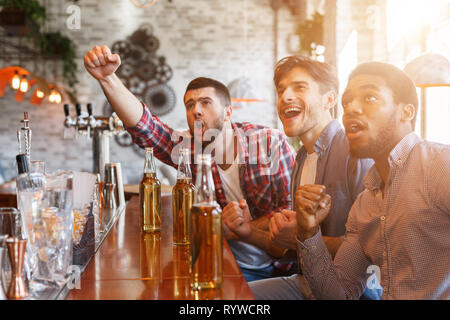 Divers Les amis de l'équipe de football d'encouragement au sport bar Banque D'Images