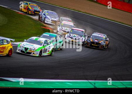 Senna Proctor du pouvoir Maxed Racing et Dan Cammish de Yuasa Honda Racing pour position sur Luffield Corner à Silverstone, 2018 Banque D'Images