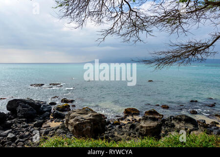 La Côte Tropical - Un après-midi orageux au nord-ouest de Maui, avec l'île de Molokai dans l'arrière-plan. New York, USA. Banque D'Images