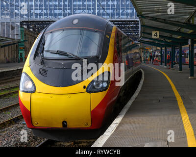 British Rail Class 390 Pendolino à livrée vierge à la gare de Carlisle Citadel, Carlisle, Cumbria, England, UK Banque D'Images