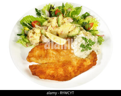 Le poisson frit avec la salade de pommes de terre sur fond blanc Banque D'Images