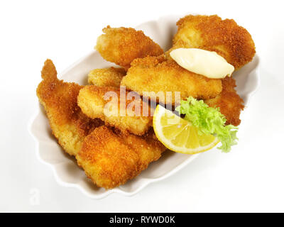 Pépites de poisson frit sur fond blanc Banque D'Images
