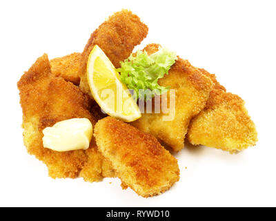 Pépites de poisson frit sur fond blanc Banque D'Images