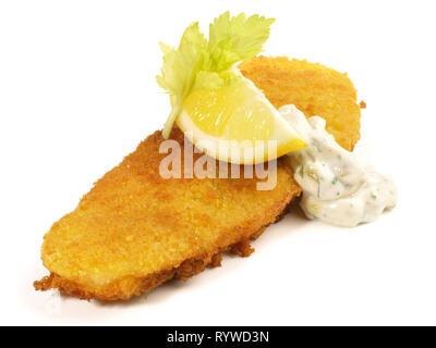 Filet de poisson frit sur fond blanc Banque D'Images