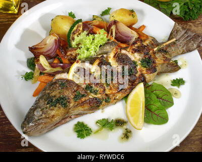 Truite grillée avec des pommes de terre et salade Banque D'Images