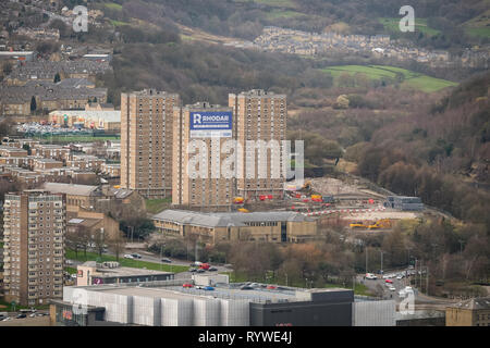 Des tours d'appartements destinés à la démolition à Halifax, vu de Calderdale, Beacon Hill, West Yorkshire, Banque D'Images