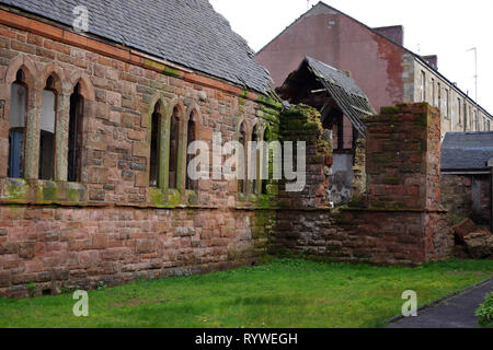 St Columba's Episcopal Church Glasgow Road, Clydebank. Il a été laissé à la nature et les vandales depuis de nombreuses années et est lentement en train de s'effondrer. Banque D'Images