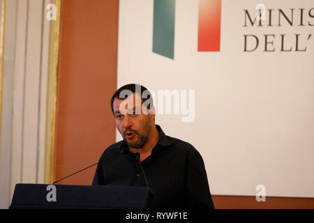 Naples, Italie. Mar 15, 2019. L'Italie, Campanie 15 mars 2019, le ministre de l'intérieur de la République italienne, Matteo Salvini leader de l'extrême droite italienne à Naples dans la préfecture pour le conseil sur la sécurité. Dans photo Matteo Salvini Crédit : Fabio Sasso/Pacific Press/Alamy Live News Banque D'Images