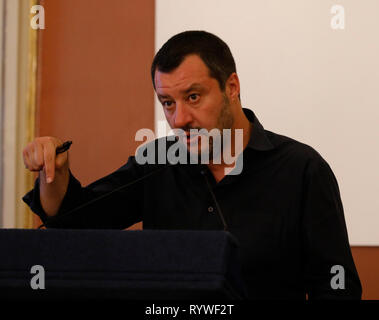 Naples, Italie. Mar 15, 2019. L'Italie, Campanie 15 mars 2019, le ministre de l'intérieur de la République italienne, Matteo Salvini leader de l'extrême droite italienne à Naples dans la préfecture pour le conseil sur la sécurité. Dans photo Matteo Salvini Crédit : Fabio Sasso/Pacific Press/Alamy Live News Banque D'Images