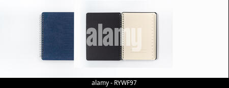 Ordinateur portable bleu blanc foncé fermé en libre Banque D'Images