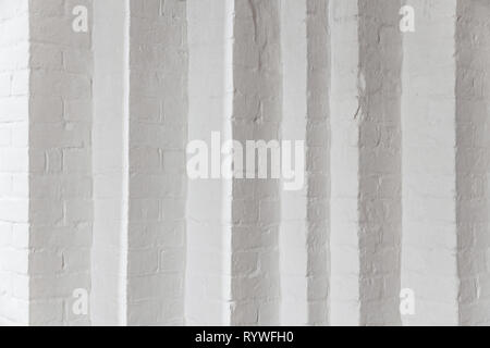 Mur en brique blanche avec de nombreux coins. Chambre blanche avec mur de brique blanche dans le temple gothique. La texture du mur de briques blanches d'angle, Close up Banque D'Images