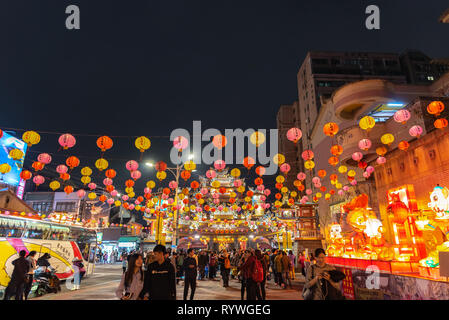 [ ] De Taiwan sur Lampions street dans le marché de nuit de Raohe Street, près de Temple Ciyou et gare Songshan. célèbre marché de nuit et de destinations de voyage. Banque D'Images