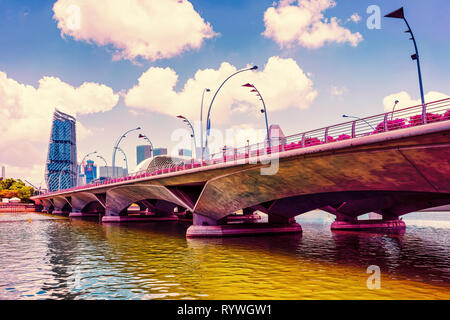 Pont du Jubilé à la Marina Bay à Singapour. Gratte-ciel du centre financier sur l'arrière-plan. Banque D'Images