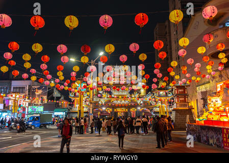 [ ] De Taiwan sur Lampions street dans le marché de nuit de Raohe Street, près de Temple Ciyou et gare Songshan. célèbre marché de nuit et de destinations de voyage. Banque D'Images