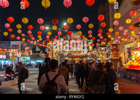 [ ] De Taiwan sur Lampions street dans le marché de nuit de Raohe Street, près de Temple Ciyou et gare Songshan. célèbre marché de nuit et de destinations de voyage. Banque D'Images