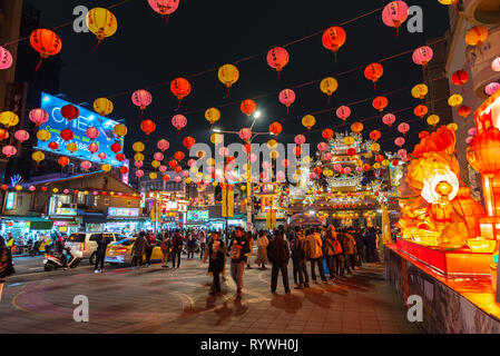 [ ] De Taiwan sur Lampions street dans le marché de nuit de Raohe Street, près de Temple Ciyou et gare Songshan. célèbre marché de nuit et de destinations de voyage. Banque D'Images