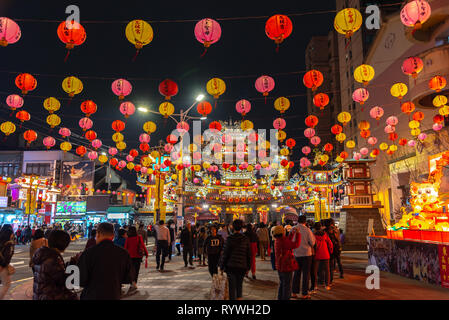 [ ] De Taiwan sur Lampions street dans le marché de nuit de Raohe Street, près de Temple Ciyou et gare Songshan. célèbre marché de nuit et de destinations de voyage. Banque D'Images