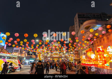 [ ] De Taiwan sur Lampions street dans le marché de nuit de Raohe Street, près de Temple Ciyou et gare Songshan. célèbre marché de nuit et de destinations de voyage. Banque D'Images