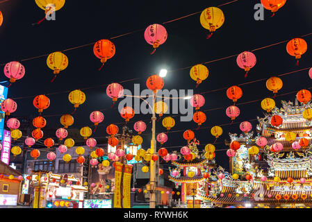 [ ] De Taiwan sur Lampions street dans le marché de nuit de Raohe Street, près de Temple Ciyou et gare Songshan. célèbre marché de nuit et de destinations de voyage. Banque D'Images