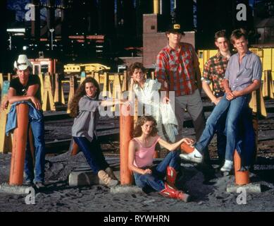 Jim Youngs, Sarah Jessica Parker, Lori Singer, Elizabeth Gorcey, John Laughlin, Chris Penn & Kevin Bacon Film : Footloose (USA 1984) Personnage(s) : Chuck Cranston, rouillé, Ariel Moore, Wendy Jo, Woody, Willard Hewitt, Ren McCormack Réalisateur : Herbert Ross 17 février 1984 AFB6961 Allstar Photo Library/PARAMOUNT **AVERTISSEMENT** cette photographie n'est pour un usage éditorial uniquement et est l'auteur de la plus haute et/ou le photographe attribué par la société de production de films ou & ne peut être reproduite que par des publications dans le cadre de la promotion du film ci-dessus. Un crédit est obligatoire à Paramount Banque D'Images