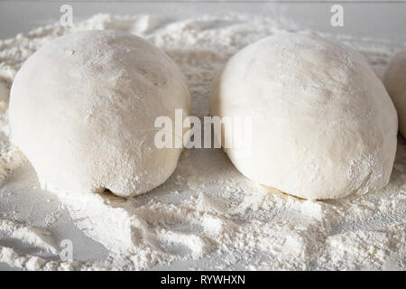 Pâtons se trouvent en haut d'un tableau blanc avec la farine. Banque D'Images