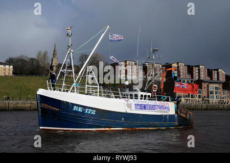 Les pêcheurs prennent part à une manifestation pro-Brexit à Newcastle Quayside. Banque D'Images