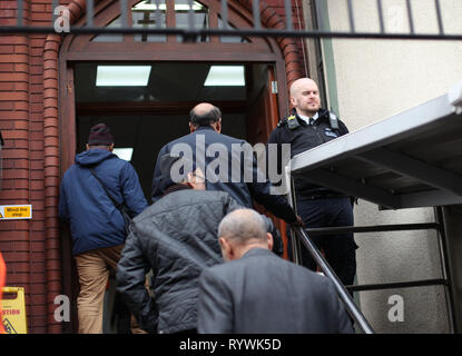 Un agent de police se tient à l'extérieur de la mosquée de Finsbury Park à Londres, à la suite de l'attaque de la mosquée de Christchurch en Nouvelle-Zélande, que les fidèles commencent à arriver pour la prière du vendredi. Banque D'Images