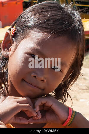 Petite fille à Phumi Kouk Pouth sur le lac Tonlé Sap, Siem Reap, Cambodge Banque D'Images