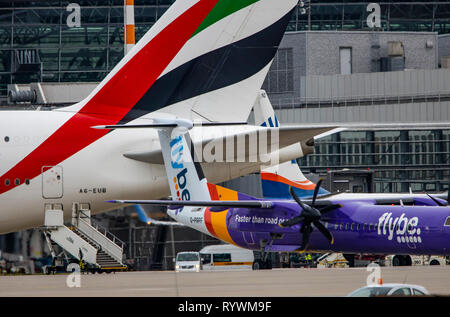 L'Aéroport International de Düsseldorf, DHS, hayons élévateurs d'un Emirates Airbus A380-800 et un turboprop Flybe machine, De Havilland Canada DHC-8-402Q Dash 8 Banque D'Images