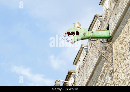Décorées avec gouttière gargouille dragon head sur l'hôtel de ville de Tallinn, Estonie Banque D'Images