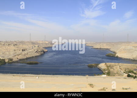 Vue vers le nord sur le Nil depuis le haut du haut barrage d'Assouan, près de la Haute Égypte, l'Afrique du Nord, Moyen-Orient Banque D'Images