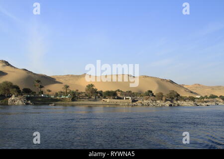 Dunes de sable sur les rives de la rivière du Nil près d'Assouan, en Haute Egypte, l'Afrique du Nord, Moyen-Orient Banque D'Images