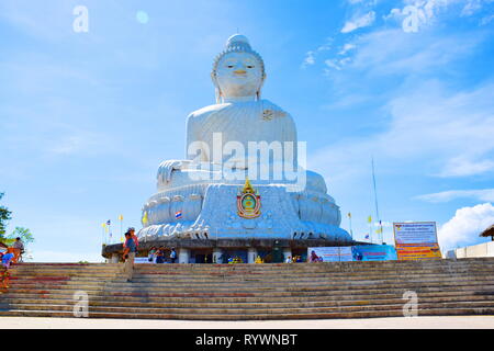 Le Grand Bouddha de Phuket, est une statue de Bouddha assis Maravija à Phuket, Thaïlande. Le nom officiel est Phra Phutta Mongkol Ming, Akenakiri Banque D'Images