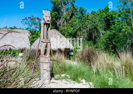 L'idole en bois et des huttes en Taïno village en République Dominicaine Banque D'Images