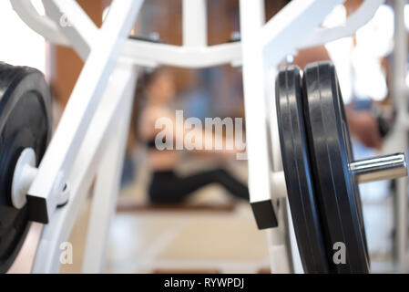 L'entraînement des haltères longues et remise en forme d'haltères de machine d'exercice dans la salle de sport Banque D'Images