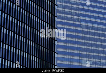 Bucarest, Roumanie - 17 octobre 2018 : Windows d'un édifice en hauteur, à Bucarest, Roumanie. Banque D'Images