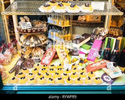 Bergame, ITALIE - février 25, 2019 : Fenêtre de pâtisserie avec des douceurs locales dans Città Alta (Ville Haute) de la ville de Bergame, Lombardie Banque D'Images