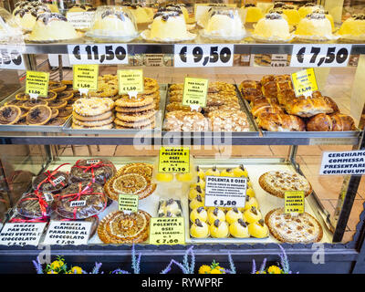 Bergame, ITALIE - février 23, 2019 : Fenêtre de boulangerie pâtisserie traditionnelle avec des friandises locales y compris la polenta e osei lave en Citta Alta (Ville Haute) de Banque D'Images