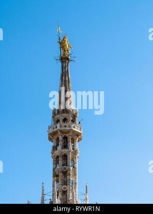 Voyage d'Italie - Madonnina, statue en or de la Vierge Marie au sommet de la cathédrale de Milan (Duomo di Milano) de Milan city. Statue fut érigée en 1762, c'wa Banque D'Images