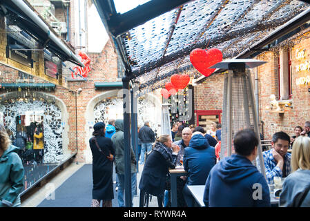 BRUGES, BELGIQUE - 17 février 2019 : café avec coeurs lumineux d'installation Banque D'Images