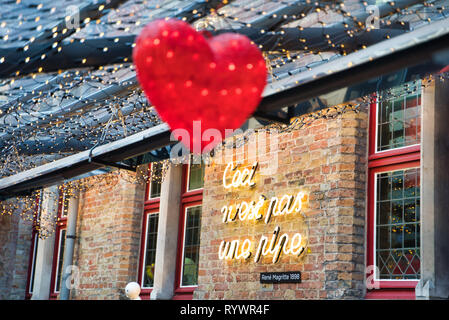 BRUGES, BELGIQUE - 17 février 2019 : café avec coeurs lumineux d'installation Banque D'Images