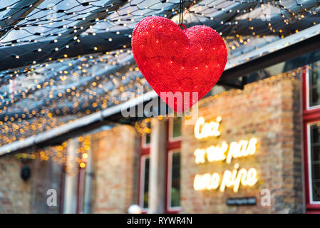 BRUGES, BELGIQUE - 17 février 2019 : café avec coeurs lumineux d'installation Banque D'Images