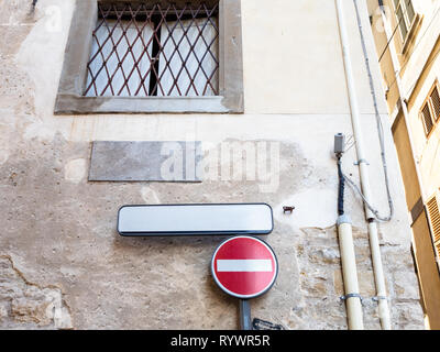 Voyage - Pas d'entrée signe de route sur le coin de rue en ville haute (Citta Alta) de la ville de Bergame, Lombardie Banque D'Images