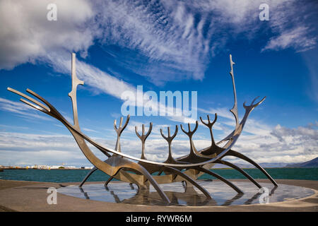 Le soleil Voyager ou Traveler (Solfar) navire en acier inoxydable-comme la sculpture par Jon Gunnar Arnason, une des plus célèbres sculptures à Reykjavik, Icela Banque D'Images