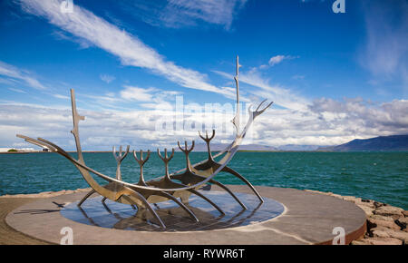 Le soleil Voyager ou Traveler (Solfar) navire en acier inoxydable-comme la sculpture par Jon Gunnar Arnason, une des plus célèbres sculptures à Reykjavik, Icela Banque D'Images