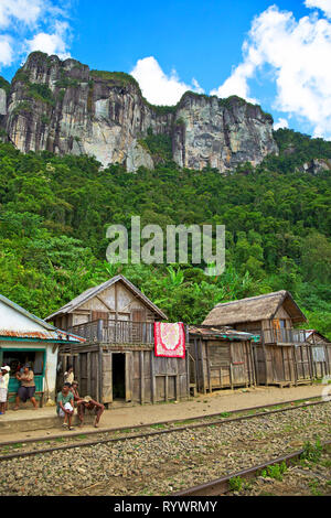 Vue d'une des stations et du paysage le long de l'Fianarantsoa-Manakaray à Madagascar. Banque D'Images