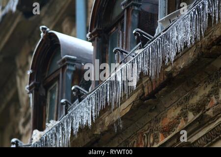 Bucarest, Roumanie - 27 janvier 2019 : bâtiments anciens dans un état de dégradation avancé situé sur la rue est Baratiei avec vitrage glace après un hiver ic Banque D'Images